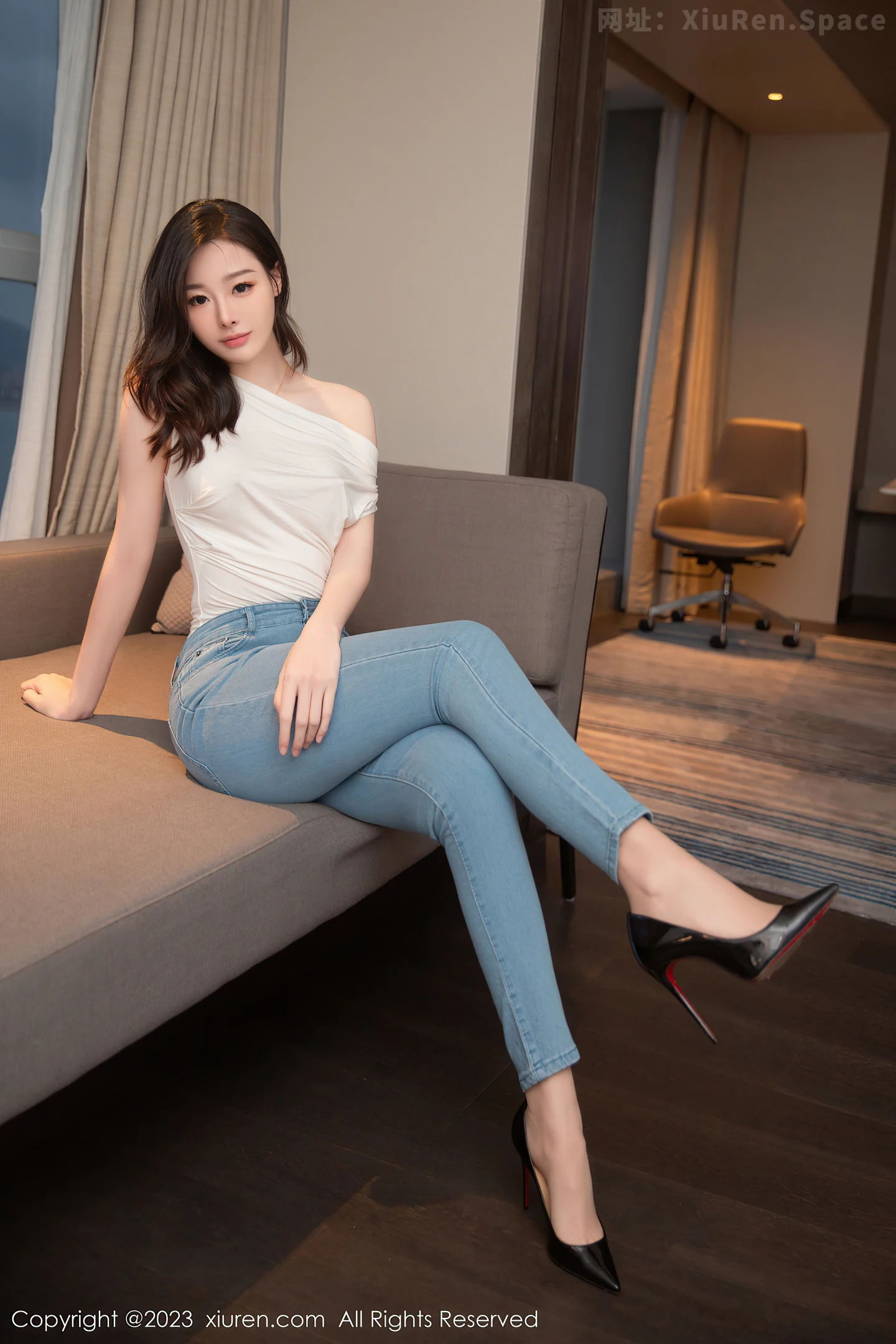 图片[2]-[XiuRen秀人网]2023.02.09 VOL.6239 可樂Vicky 白色紧身短袖与粉色短裙加肉丝美腿性感私房写真集-秀人网官方网站